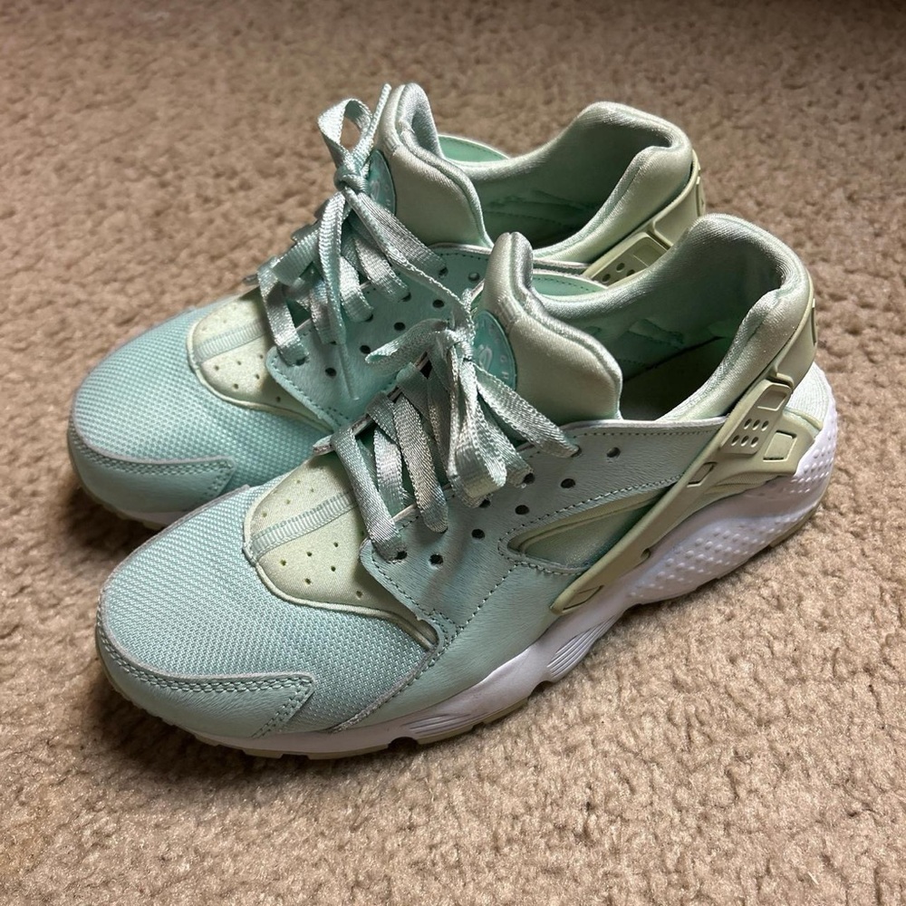 Nike Huarache Mint Green Sneakers | Size 7Y Grade School